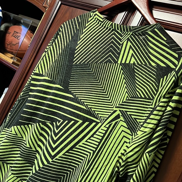 Brand New Under Armour Artistically Styled Crew Pullover Activewear Lightweight! - Picture 7 of 8